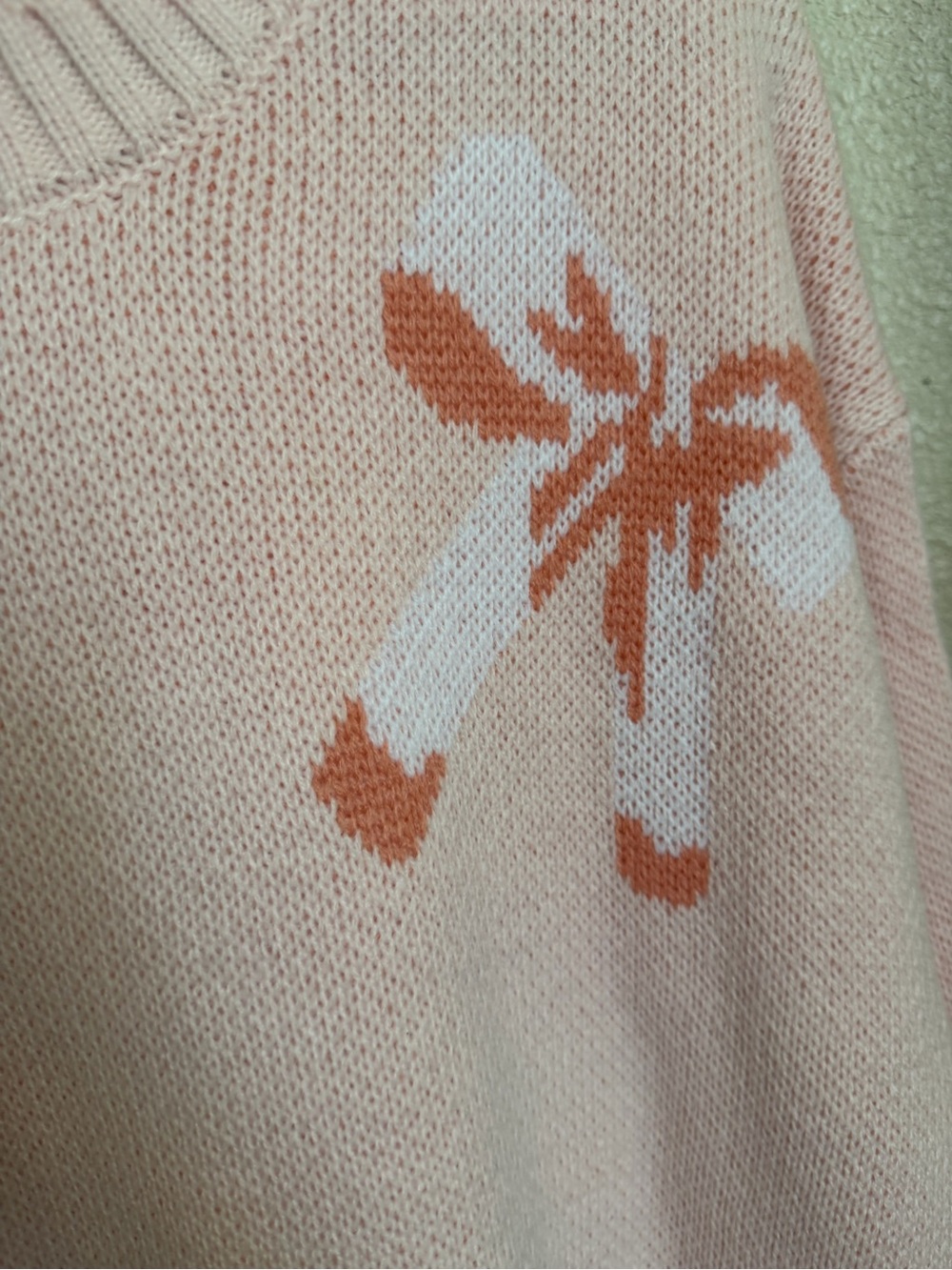 Women’s Crewneck Bow Intarsia Sweater - Light Pink - Picture 3 of 4